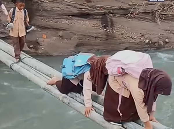 Pemuda di Palembang Bangun Jembatan Bambu untuk Mempermudah Akses Anak Sekolah, Aksinya Viral dan Banjir Pujian