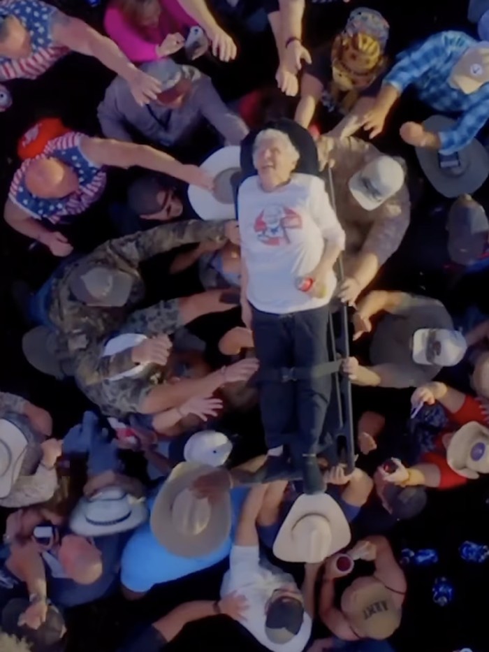 Aksi Nenek 99 Tahun Crowd Surfing di Konser Viral, Jadi Simbol Semangat Hidup Tanpa Batas Usia