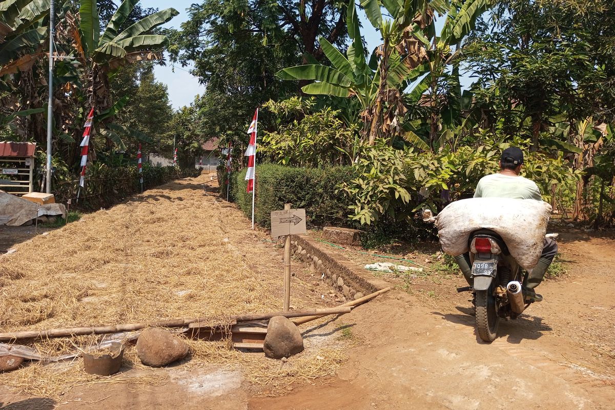 Warga Pekalongan Swadaya Perbaiki Jalan Rusak Setelah Bertahun-Tahun Memicu Kecelakaan dan Kerusakan Kendaraan